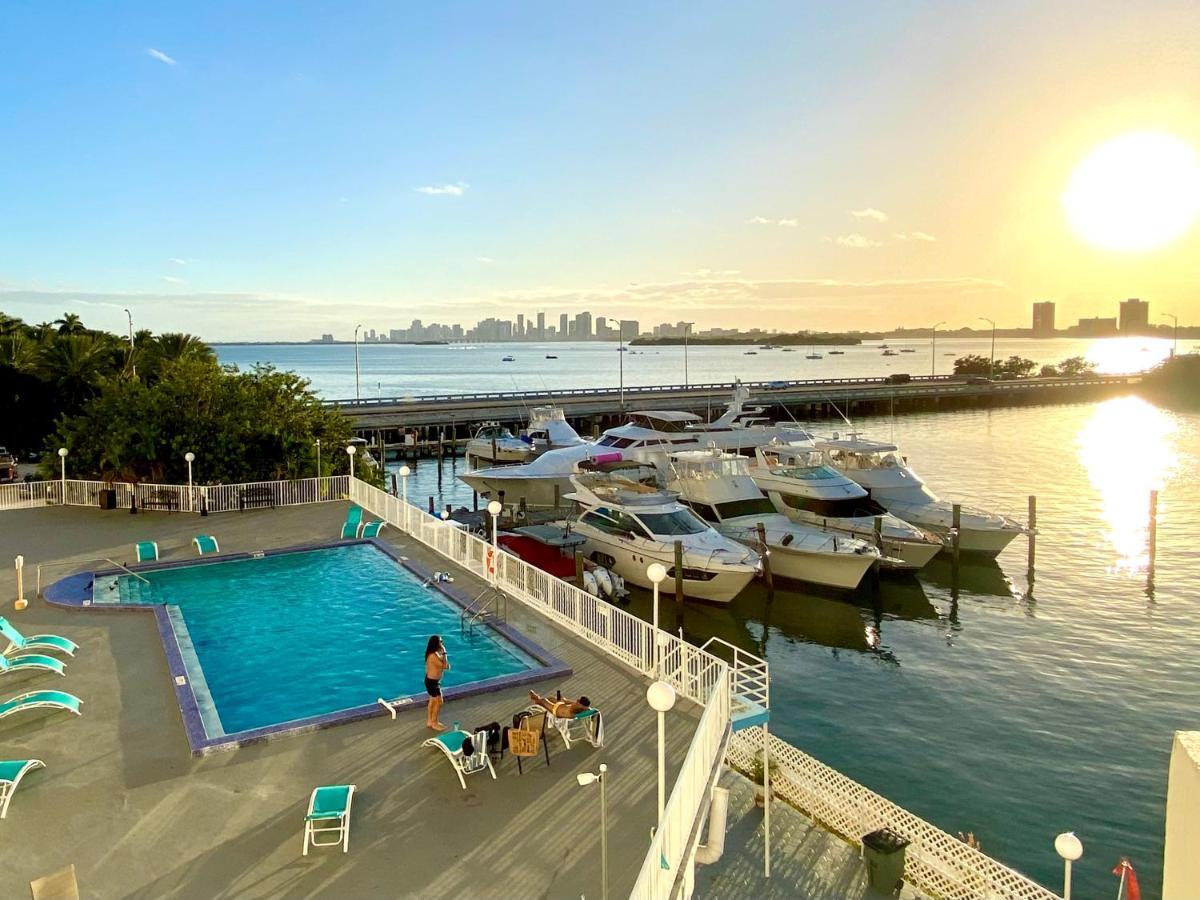 Modern Waterfront Apartment With Miami Skyline View, Free Parking 5 Mins Drive To マイアミビーチ エクステリア 写真