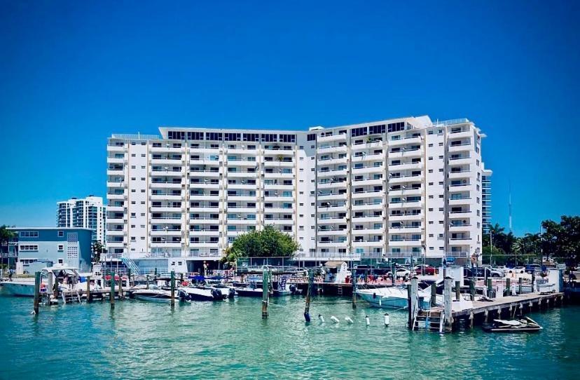 Modern Waterfront Apartment With Miami Skyline View, Free Parking 5 Mins Drive To マイアミビーチ エクステリア 写真